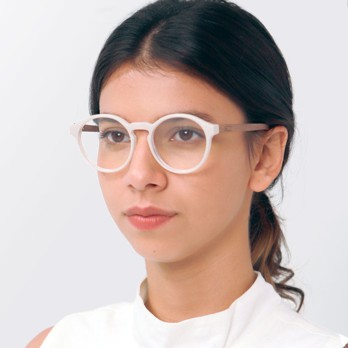 Modelo com rosto tamanho pequeno usa armação Elli Off White