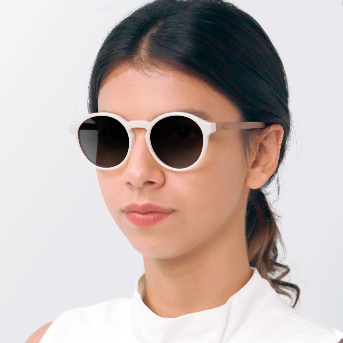 Modelo com rosto tamanho pequeno usa óculos Elli Off White