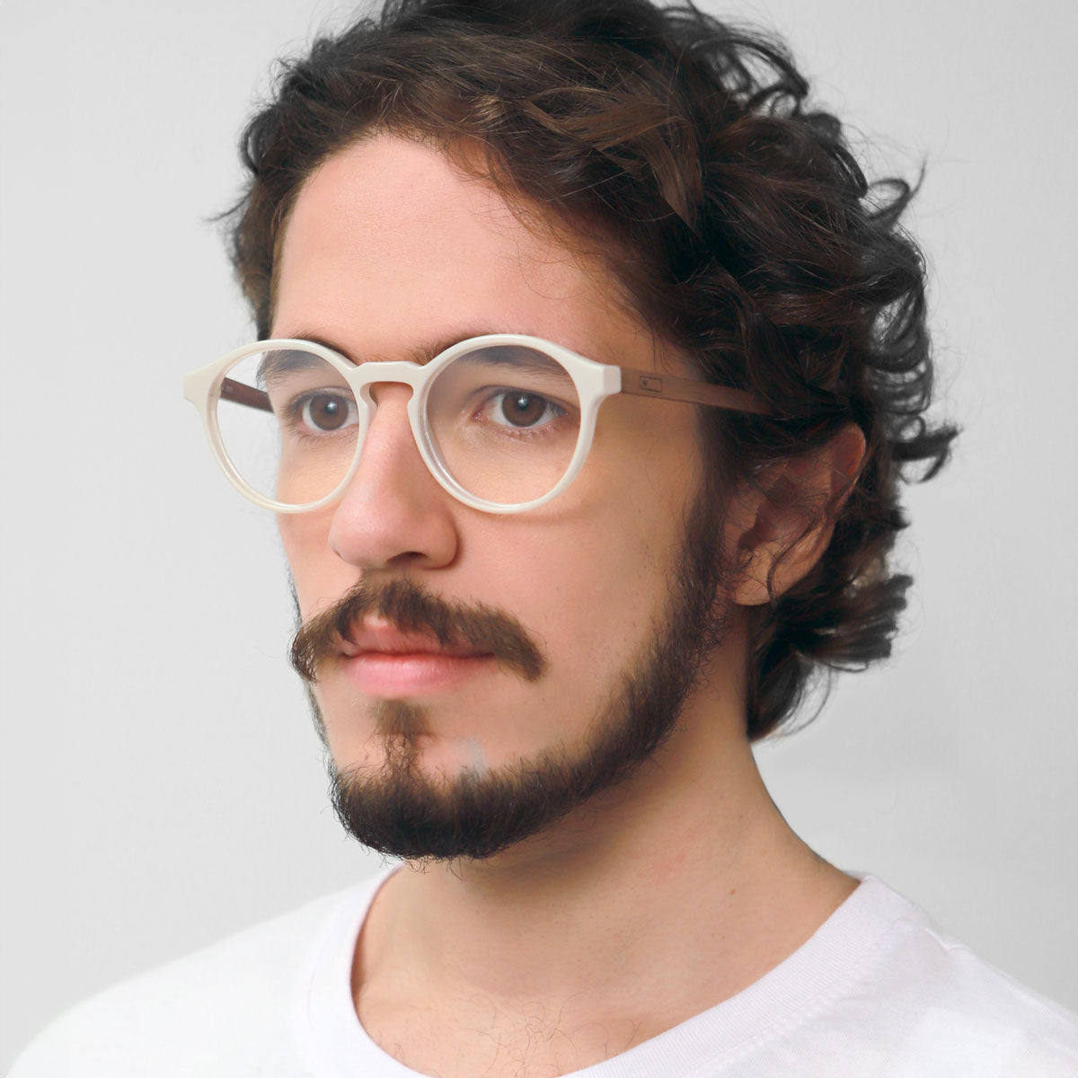 Modelo com rosto tamanho médio usa armação Elli Off White