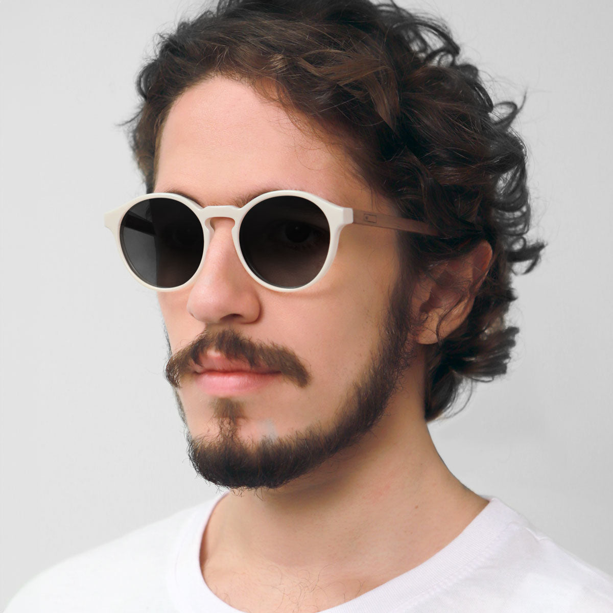 Modelo com rosto tamanho médio usa óculos Elli Off White