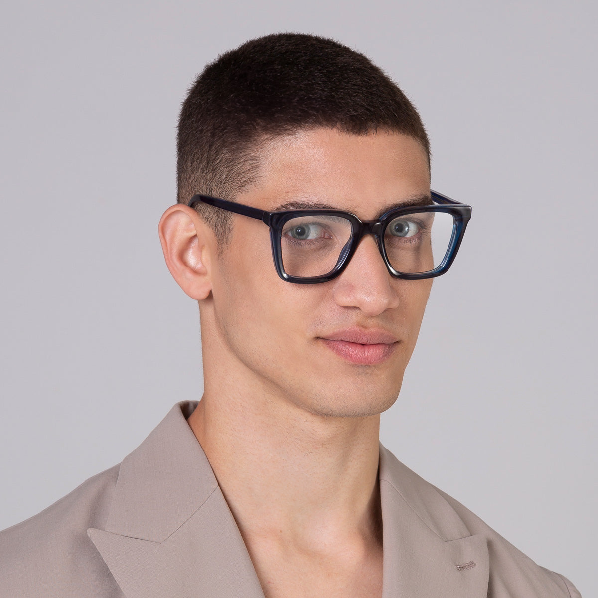 Armação Kim Blue em modelo com rosto médio.