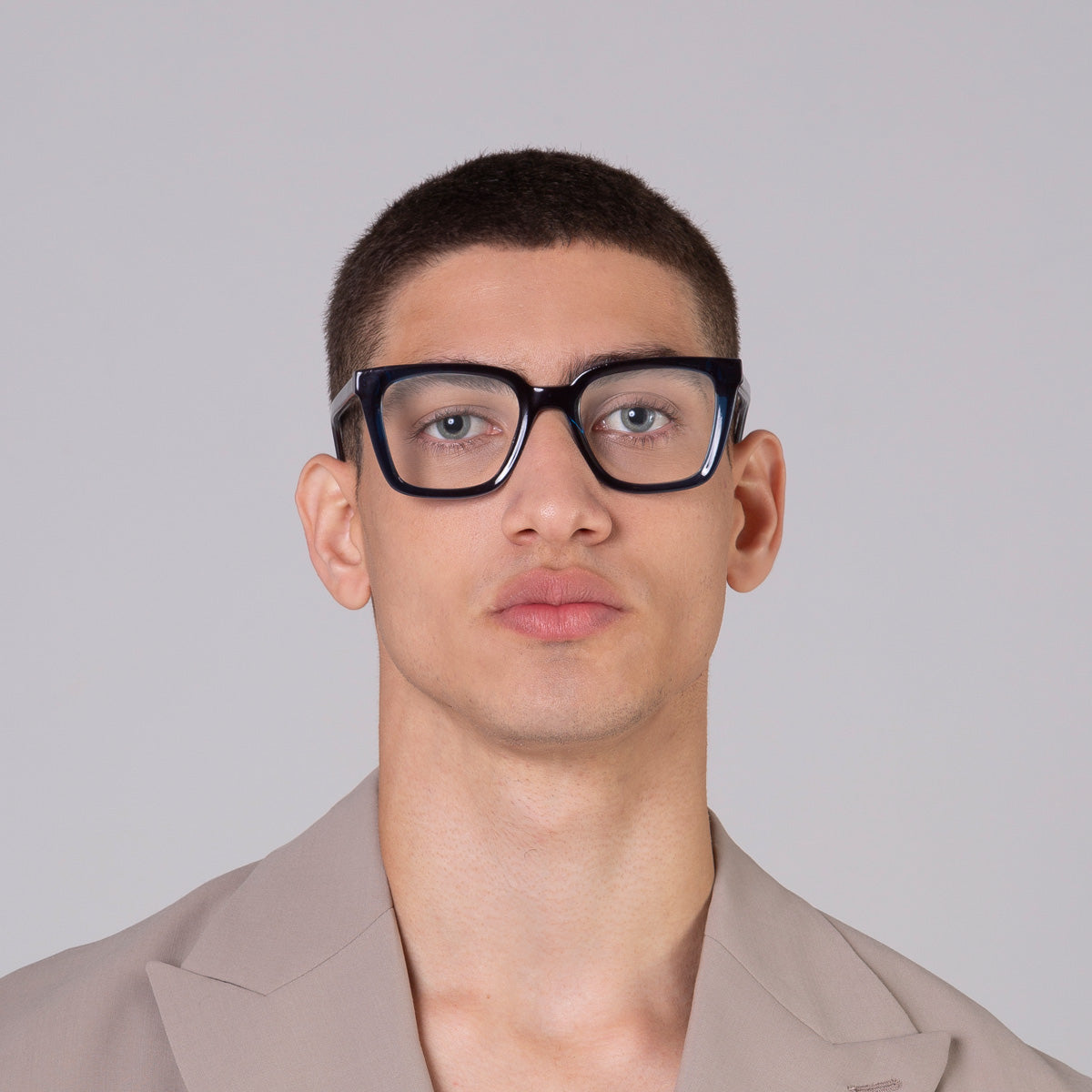 Armação Kim Blue em modelo com rosto médio.