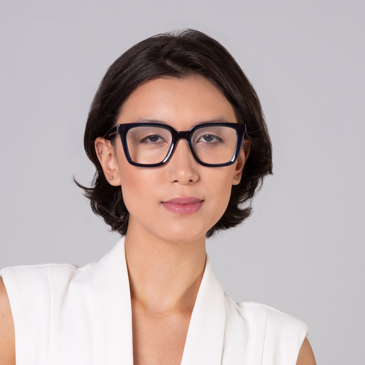 Armação Kim Blue em modelo com rosto médio.