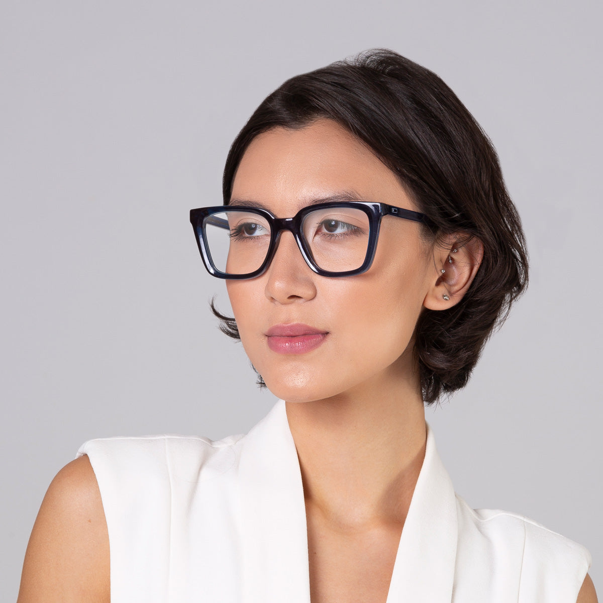 Armação Kim Blue em modelo com rosto médio.