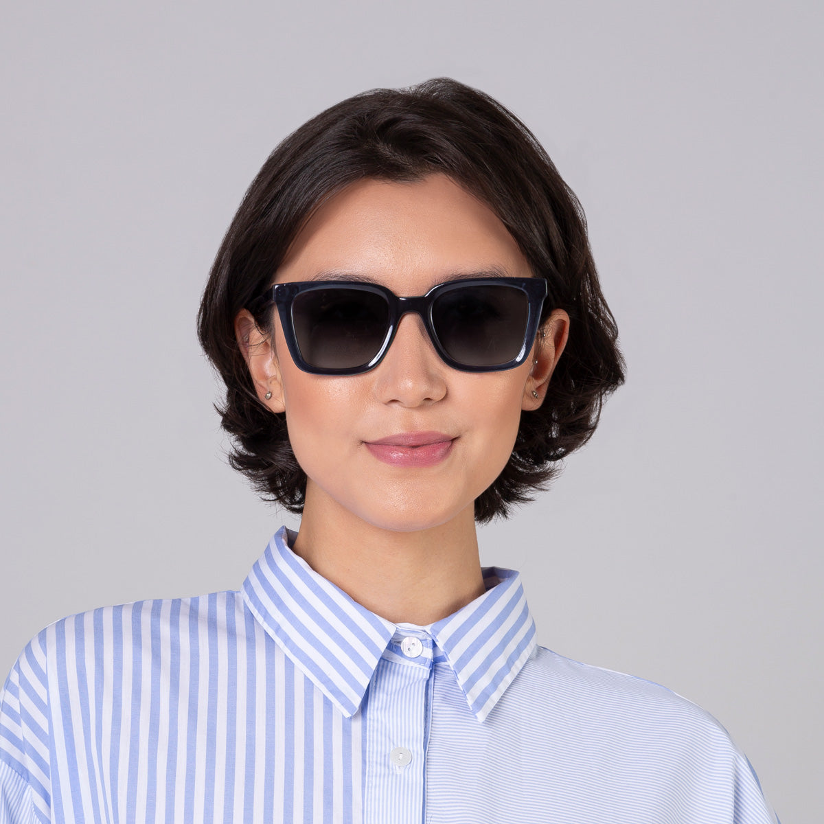 Óculos Kim Blue em modelo com rosto médio.