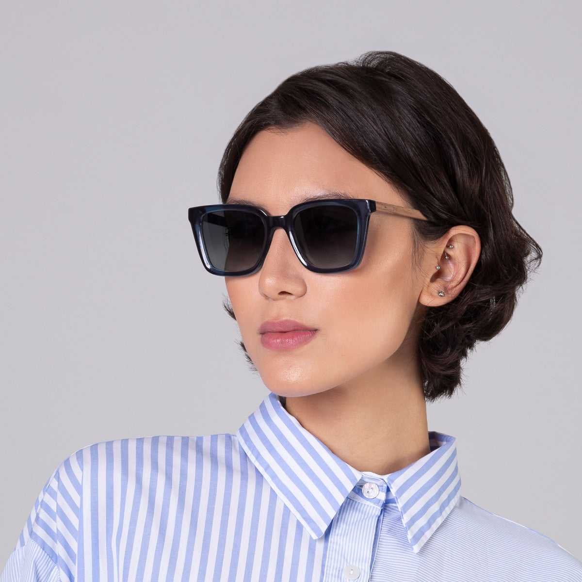 Óculos Kim Blue em modelo com rosto médio.