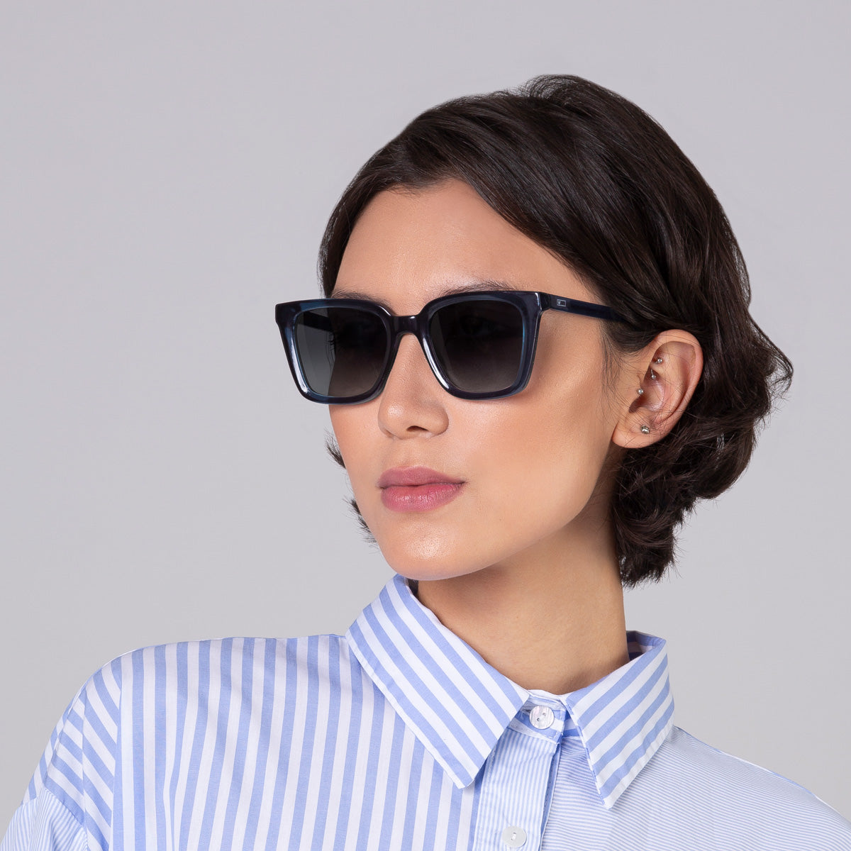 Óculos Kim Blue em modelo com rosto médio.
