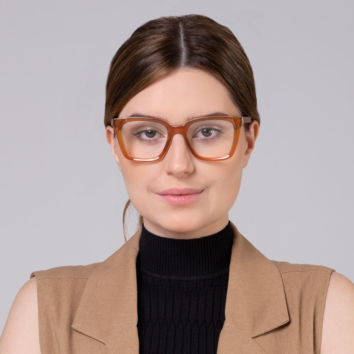 Armação Kim Camel em modelo com rosto grande.