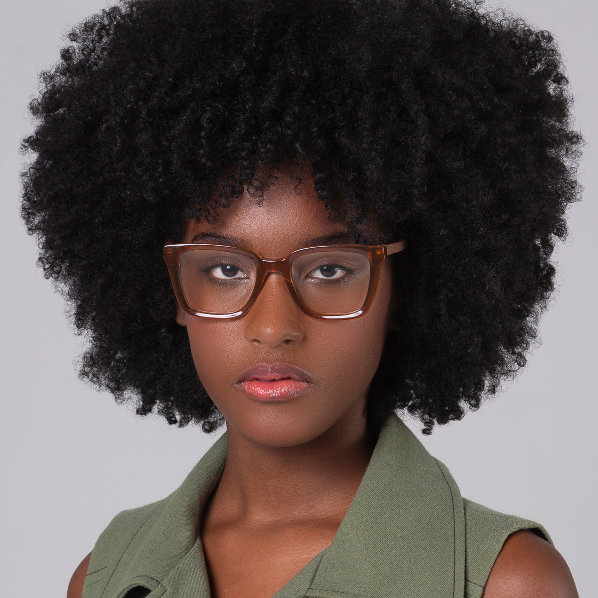 Armação Kim Camel em modelo com rosto pequeno.