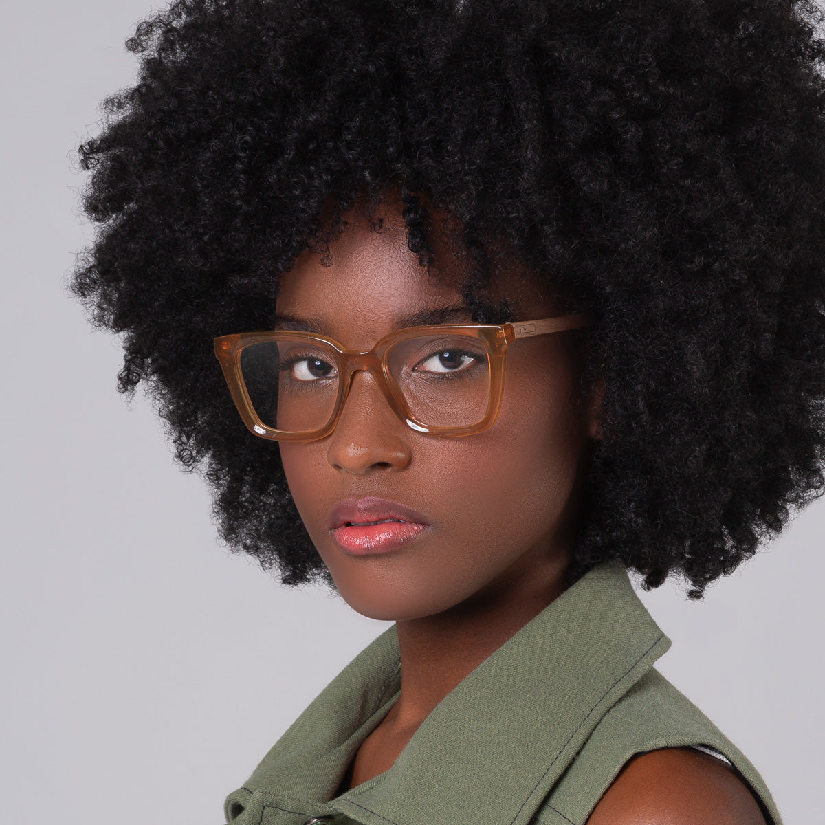 Armação Kim Camel em modelo com rosto pequeno.