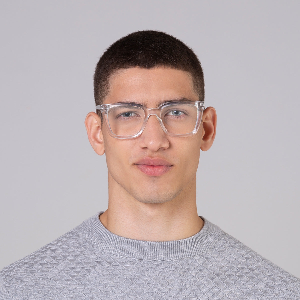 Armação Kim Cristal em modelo com rosto médio.