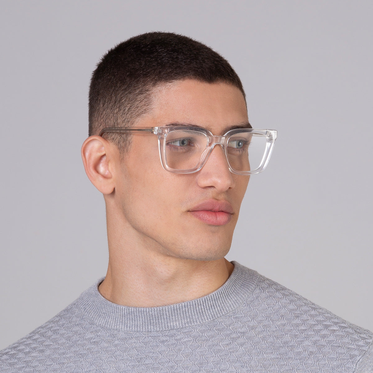 Armação Kim Cristal em modelo com rosto médio.