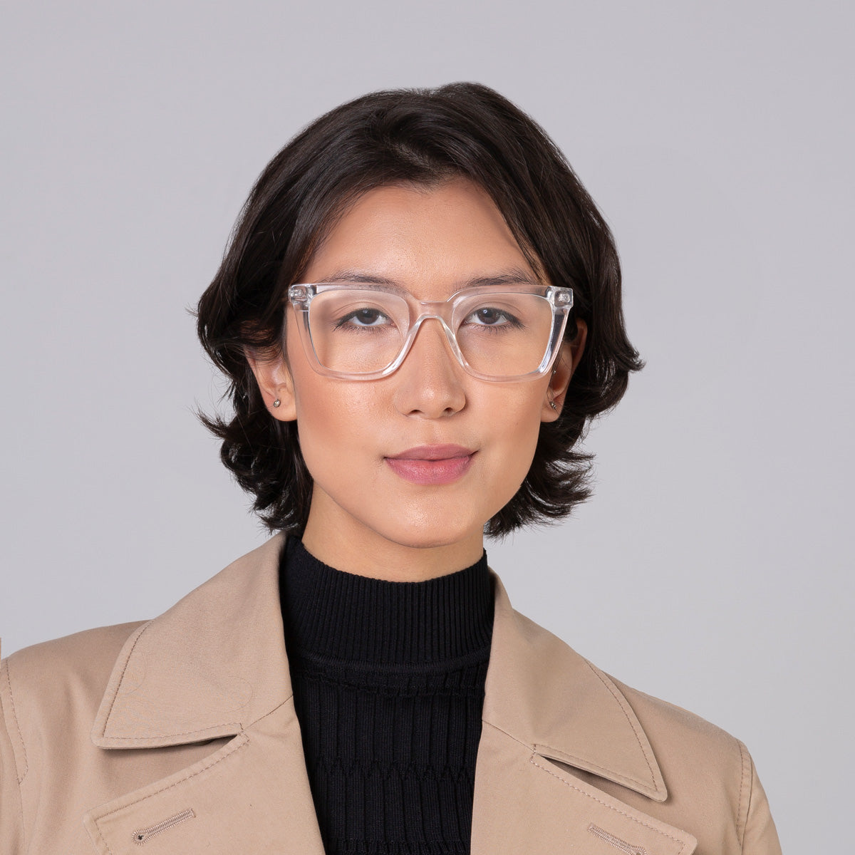 Armação Kim Cristal em modelo com rosto médio.