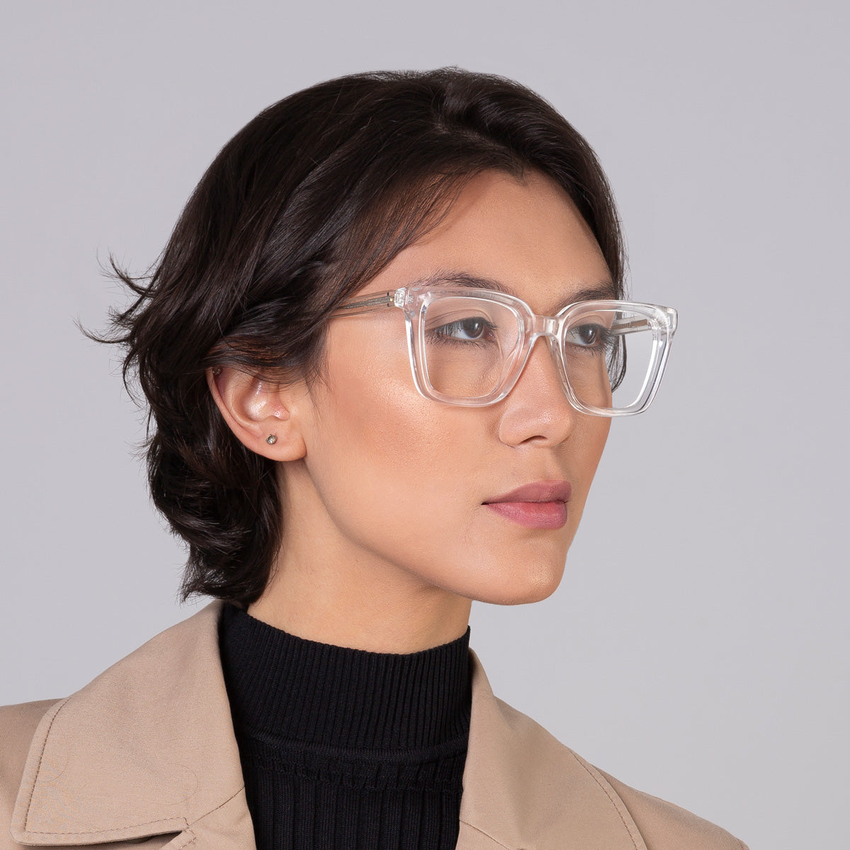 Armação Kim Cristal em modelo com rosto médio.