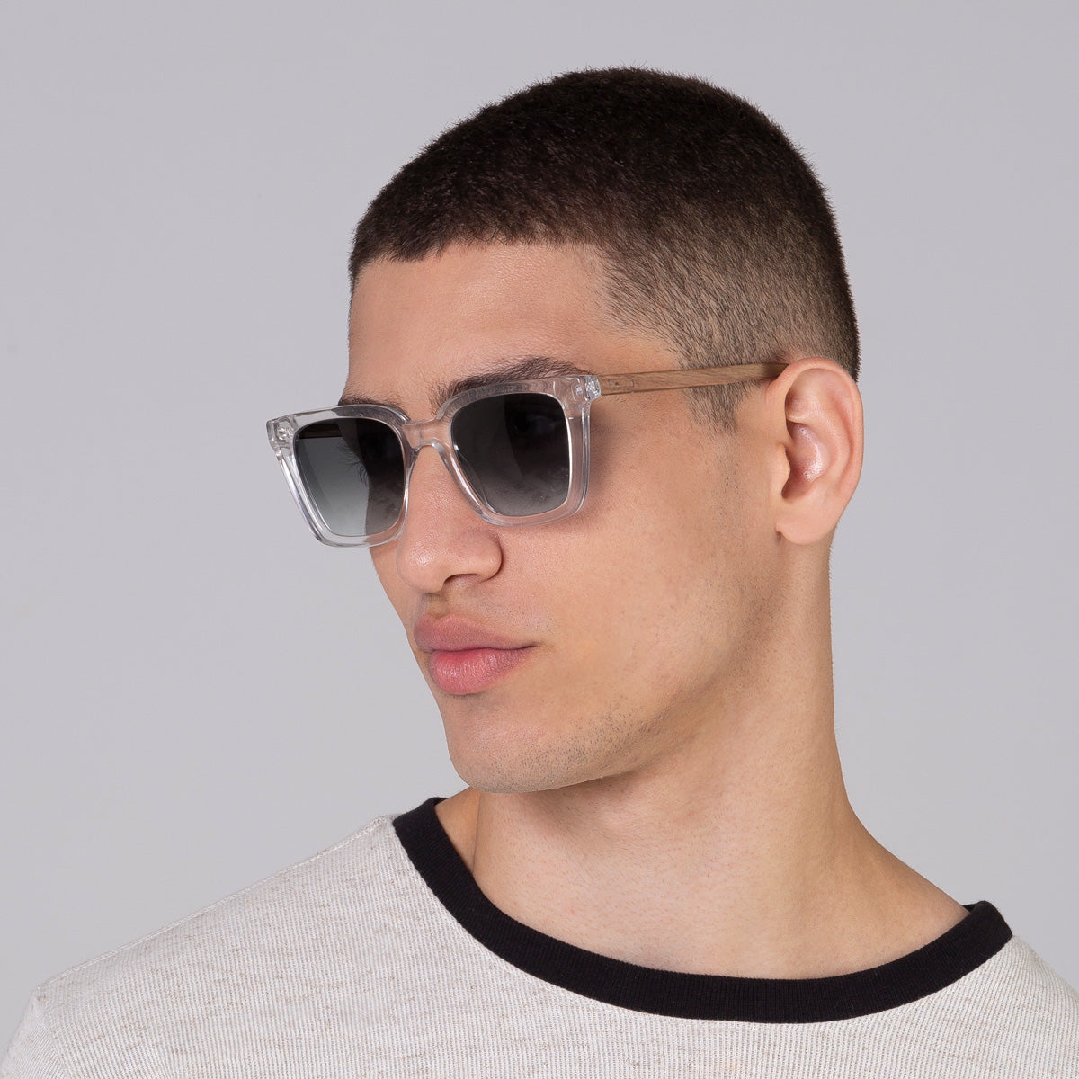 Óculos Kim Cristal em modelo com rosto médio.