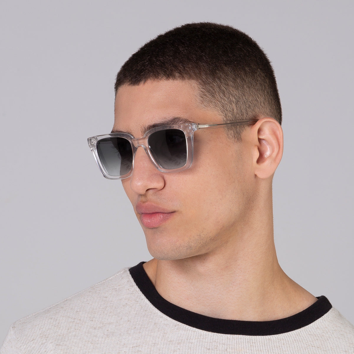 Óculos Kim Cristal em modelo com rosto médio.