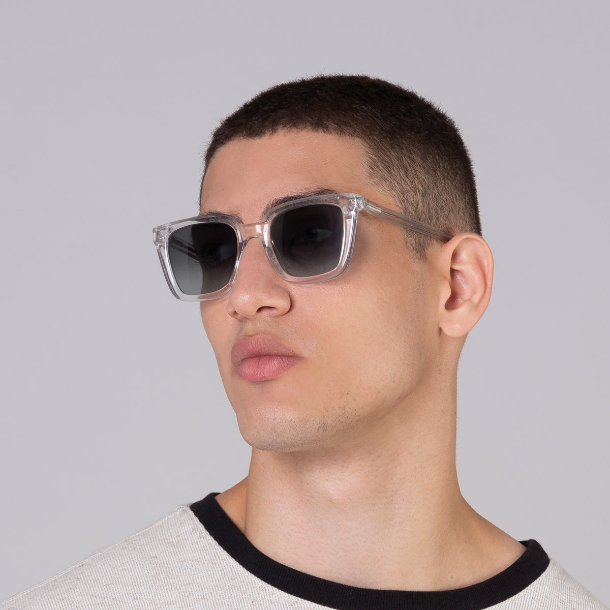 Óculos Kim Cristal em modelo com rosto médio.