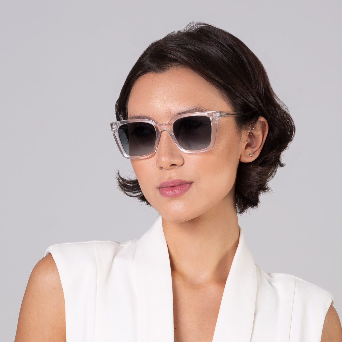 Óculos Kim Cristal em modelo com rosto médio.