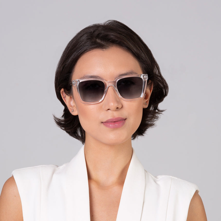Óculos Kim Cristal em modelo com rosto médio.