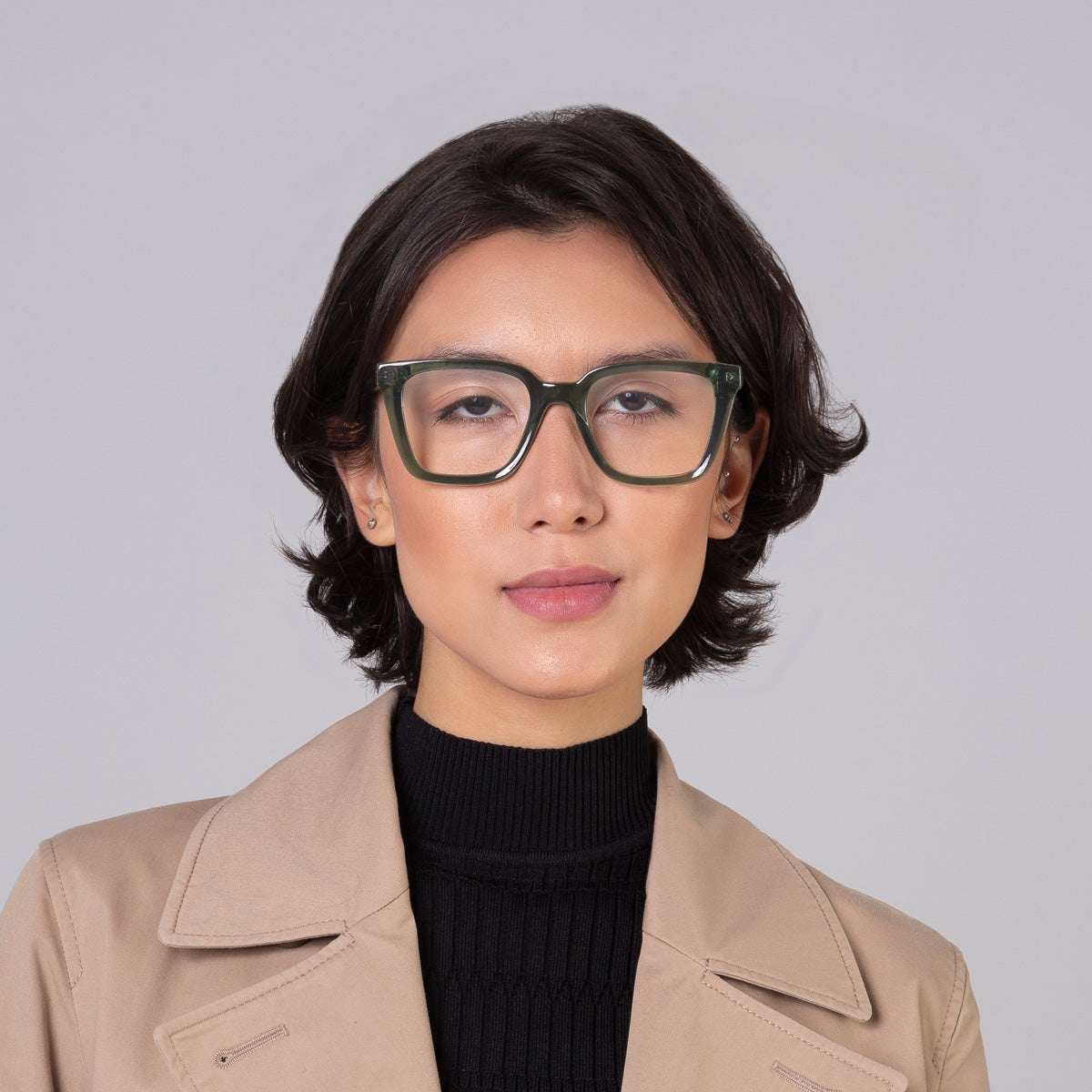 Armação Kim Green em modelo com rosto médio.