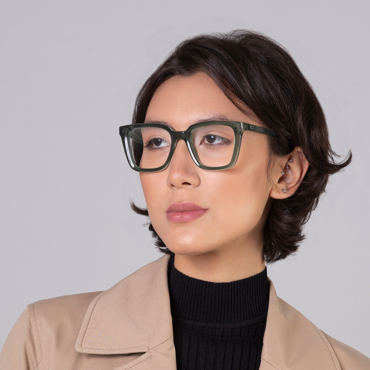 Armação Kim Green em modelo com rosto médio.