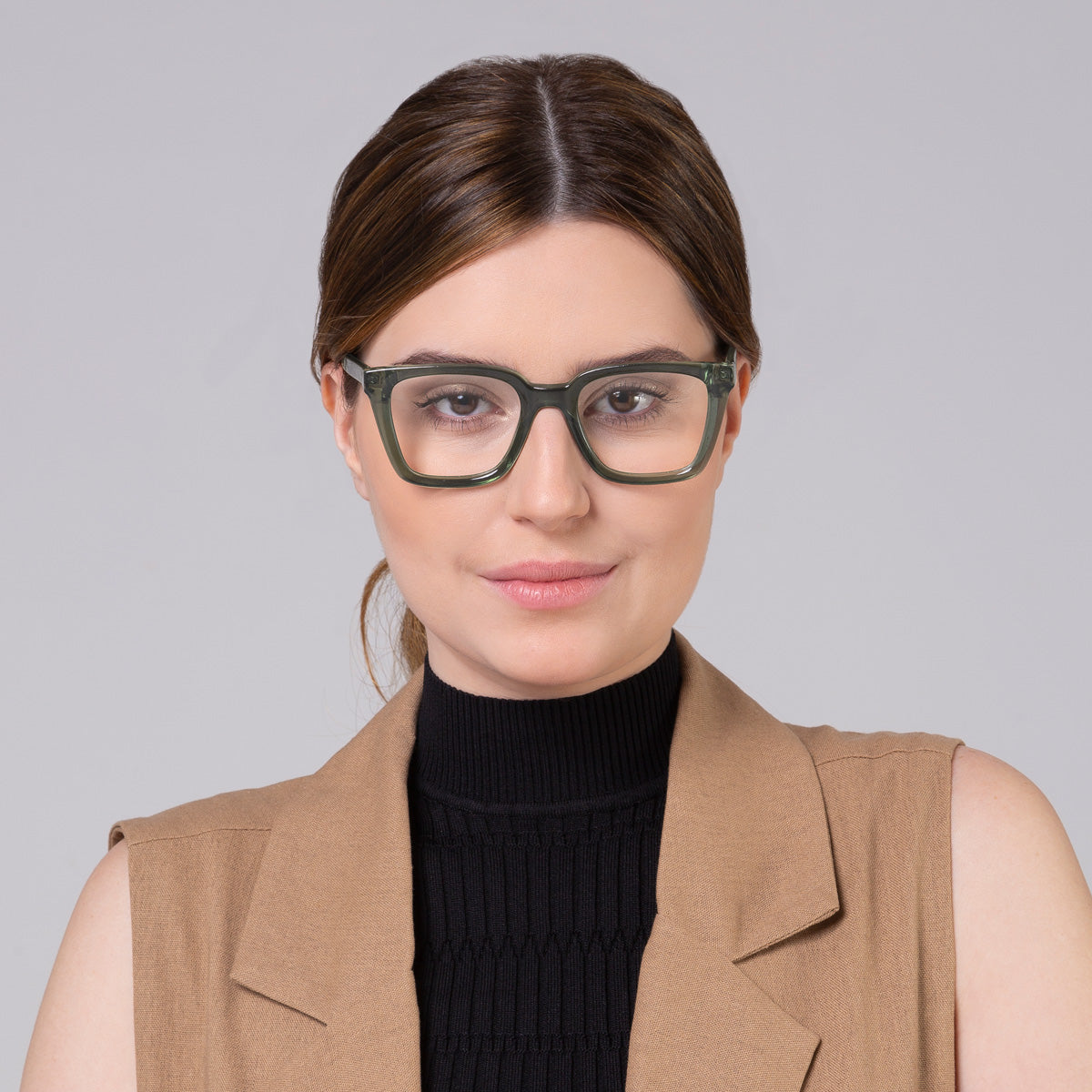 Armação Kim Green em modelo com rosto grande.