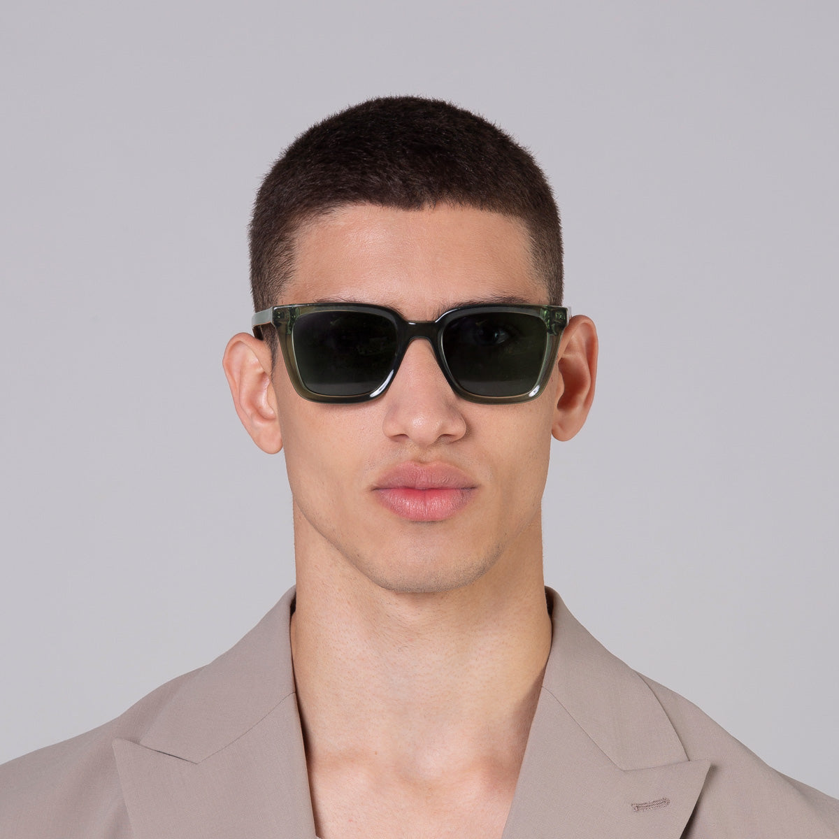 Óculos Kim Green em modelo com rosto médio.