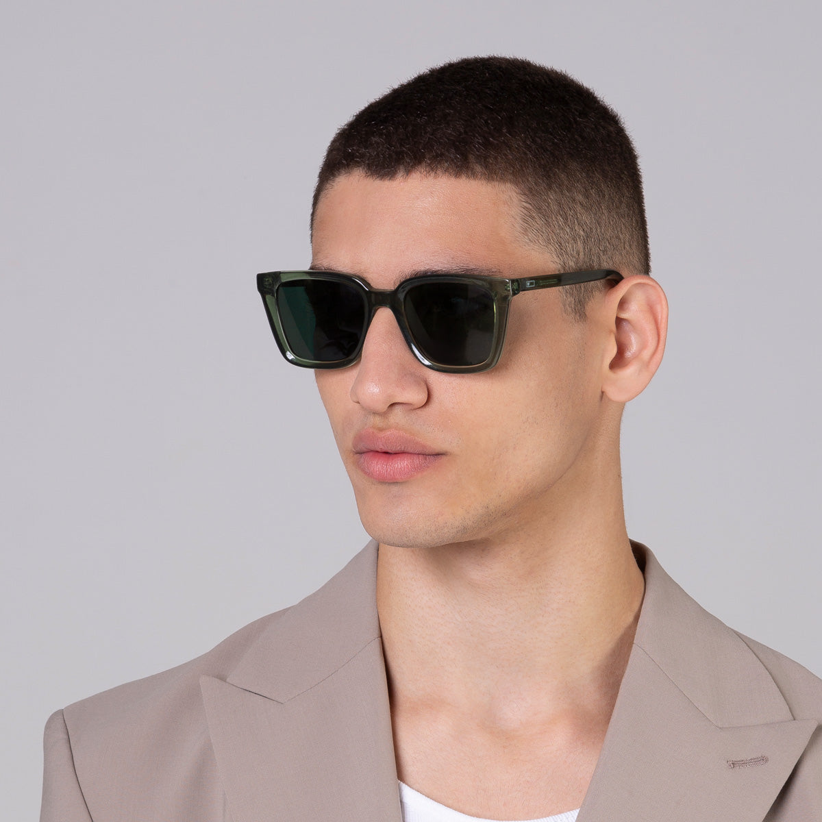 Óculos Kim Green em modelo com rosto médio.