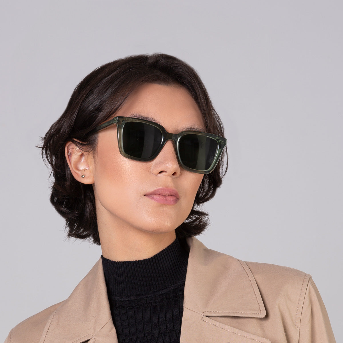 Óculos Kim Green em modelo com rosto médio.