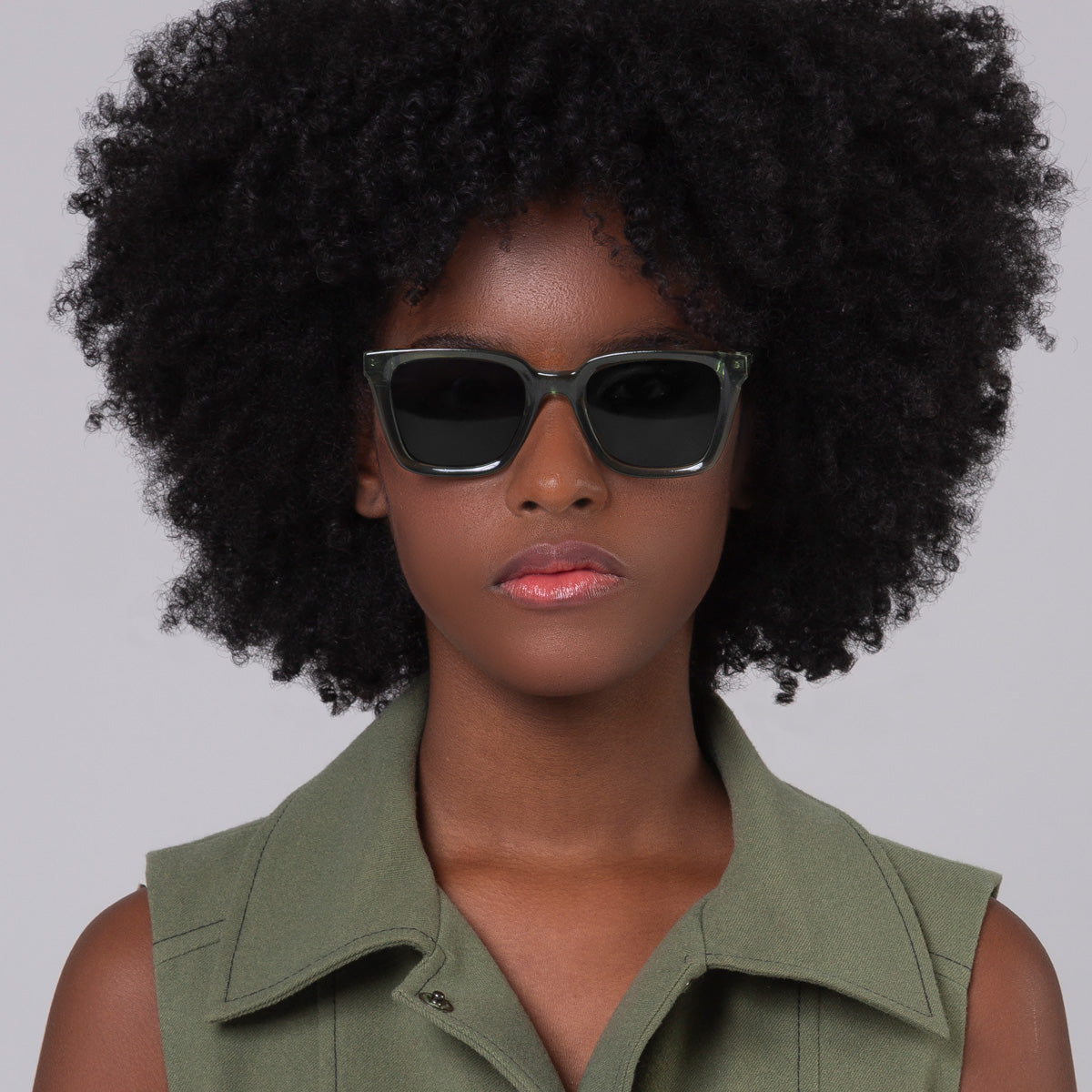 Óculos Kim Green em modelo com rosto pequeno.