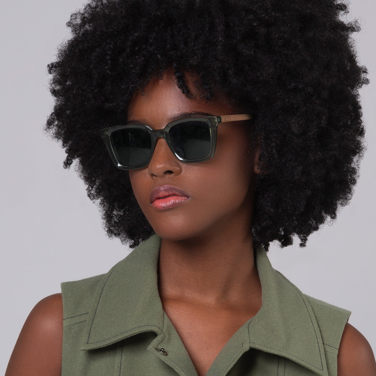 Óculos Kim Green em modelo com rosto pequeno.