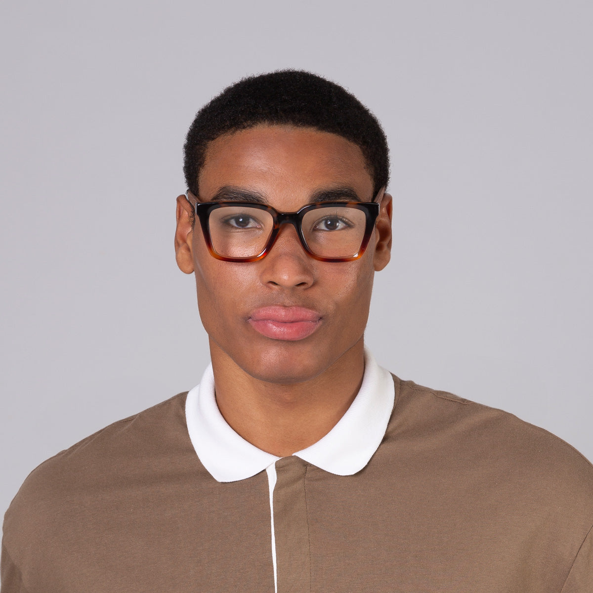 Armação Kim Tortoise em modelo com rosto grande.