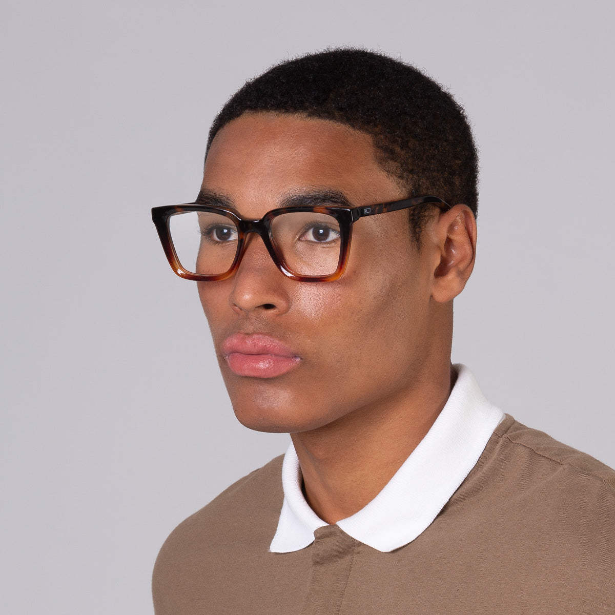 Armação Kim Tortoise em modelo com rosto grande.