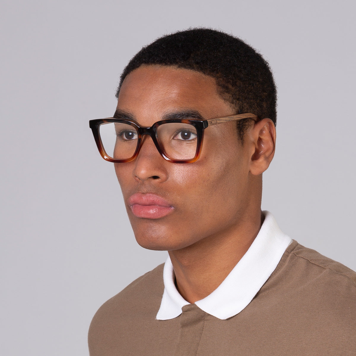 Armação Kim Tortoise em modelo com rosto grande.