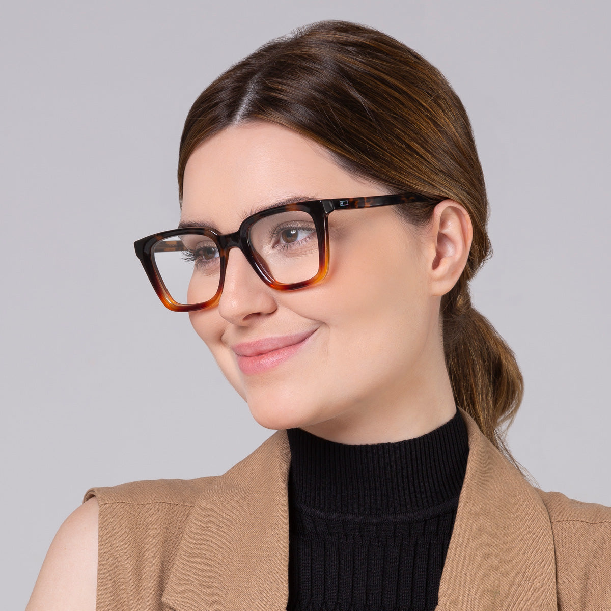 Armação Kim Tortoise em modelo com rosto grande.
