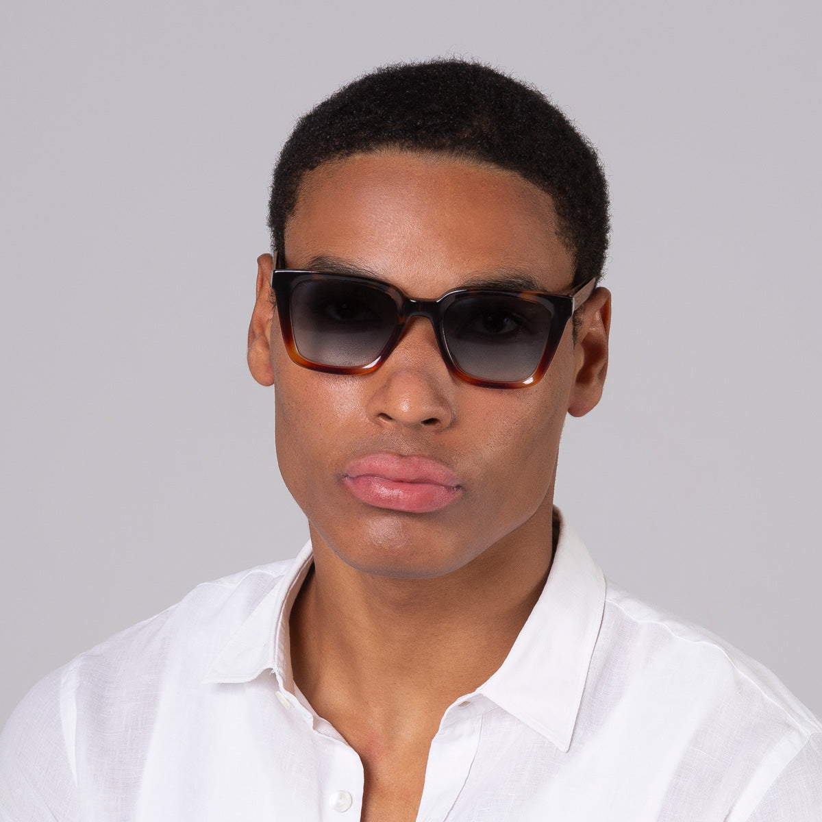 Óculos Kim Tortoise em modelo com rosto grande.