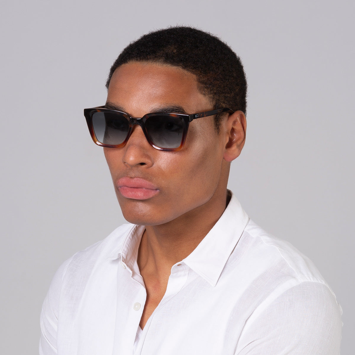 Óculos Kim Tortoise em modelo com rosto grande.