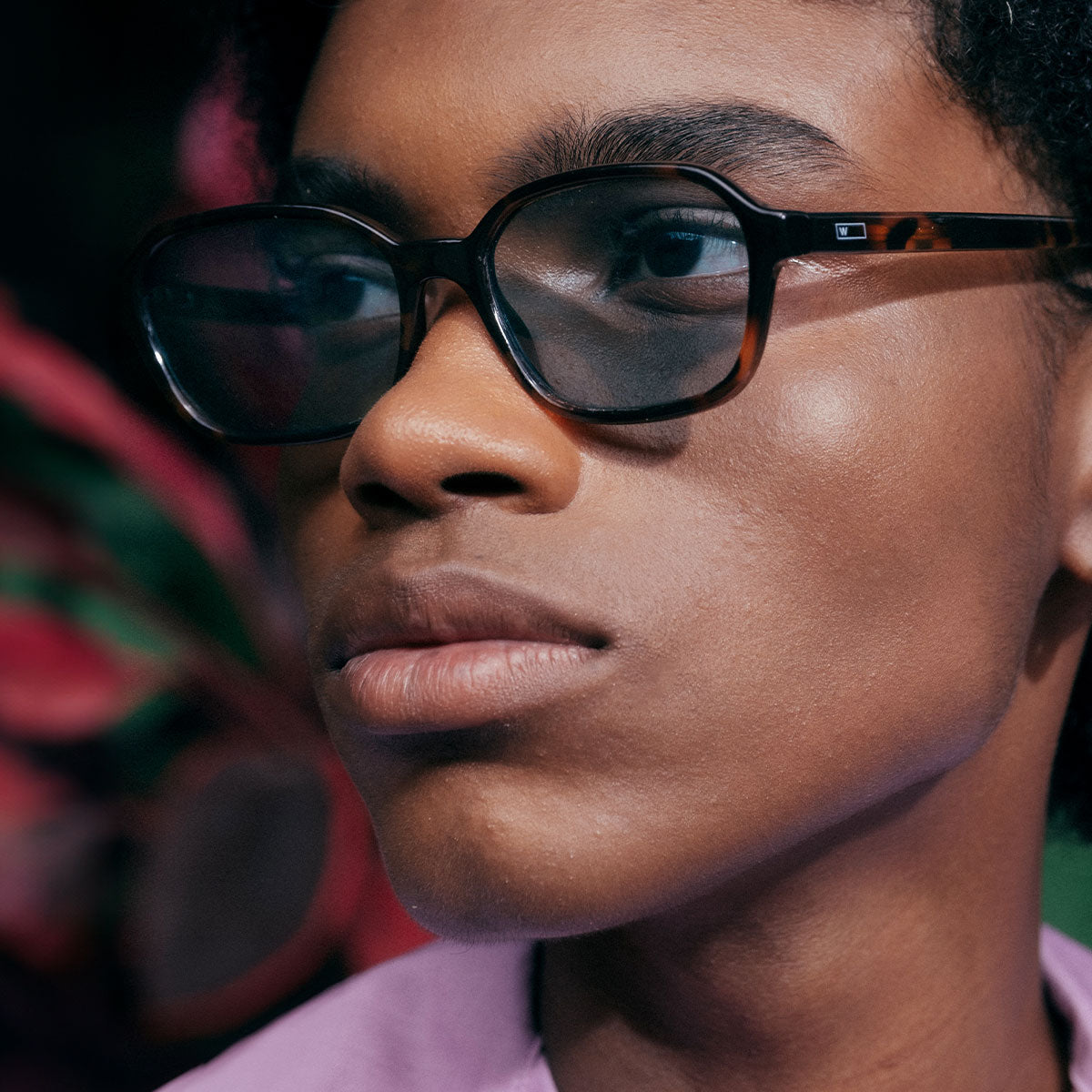 Armação Lee Tortoise com Lente Verde em modelo com rosto grande.