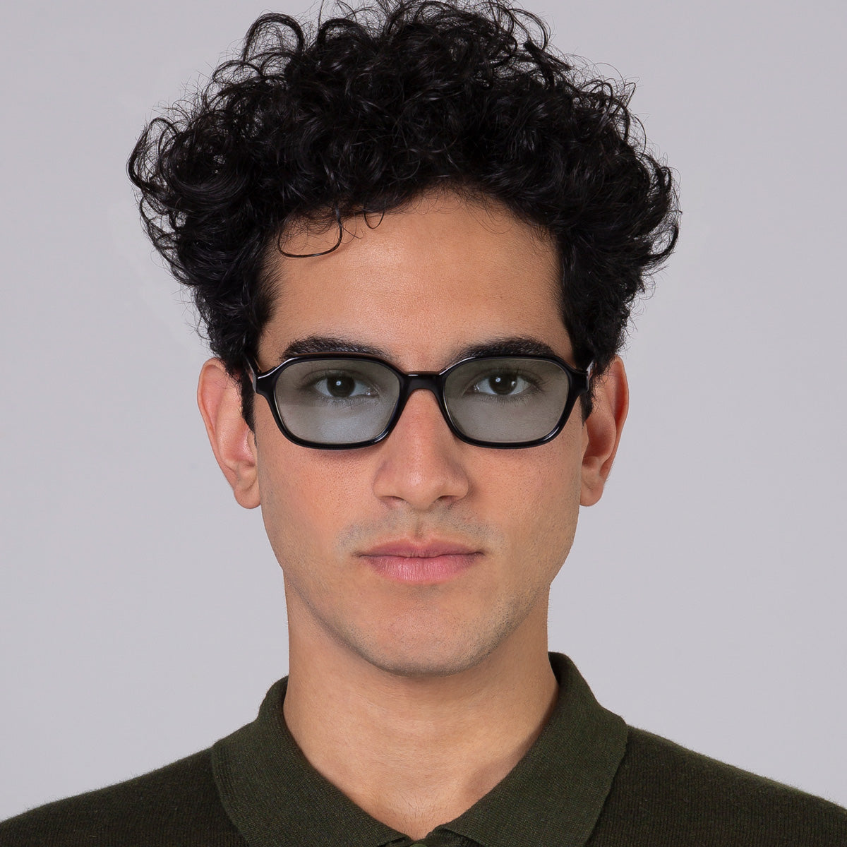 Óculos Lee Black com lente verde clara em modelo com rosto grande.