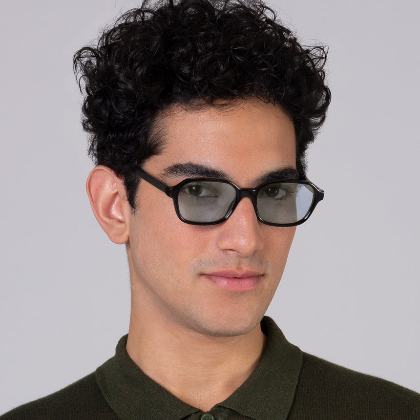 Óculos Lee Black com lente verde clara em modelo com rosto grande.
