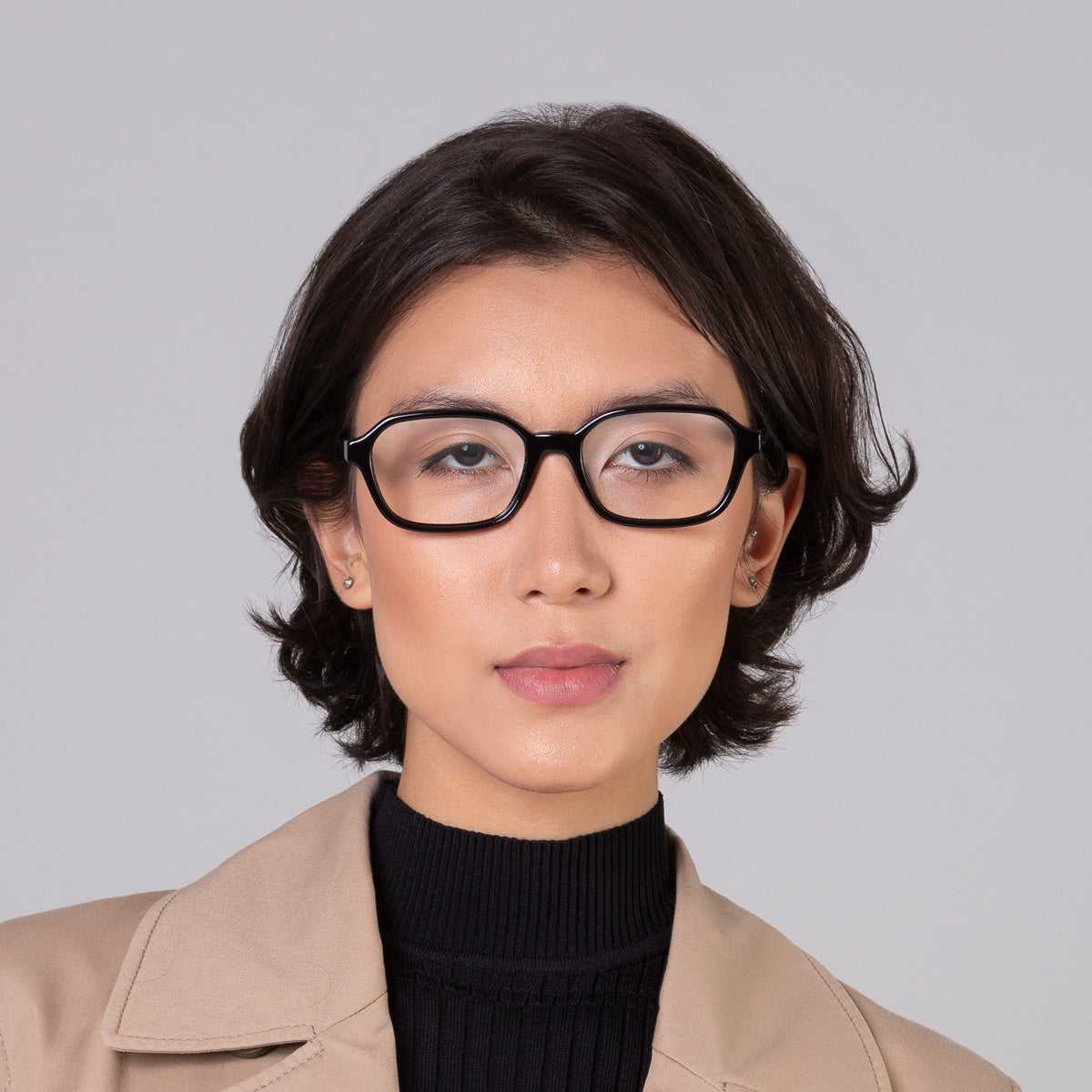 Armação Lee Black em modelo com rosto médio.
