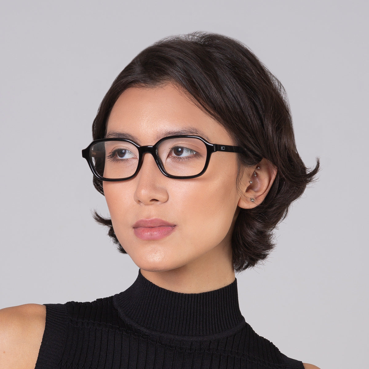 Armação Lee Black em modelo com rosto médio.