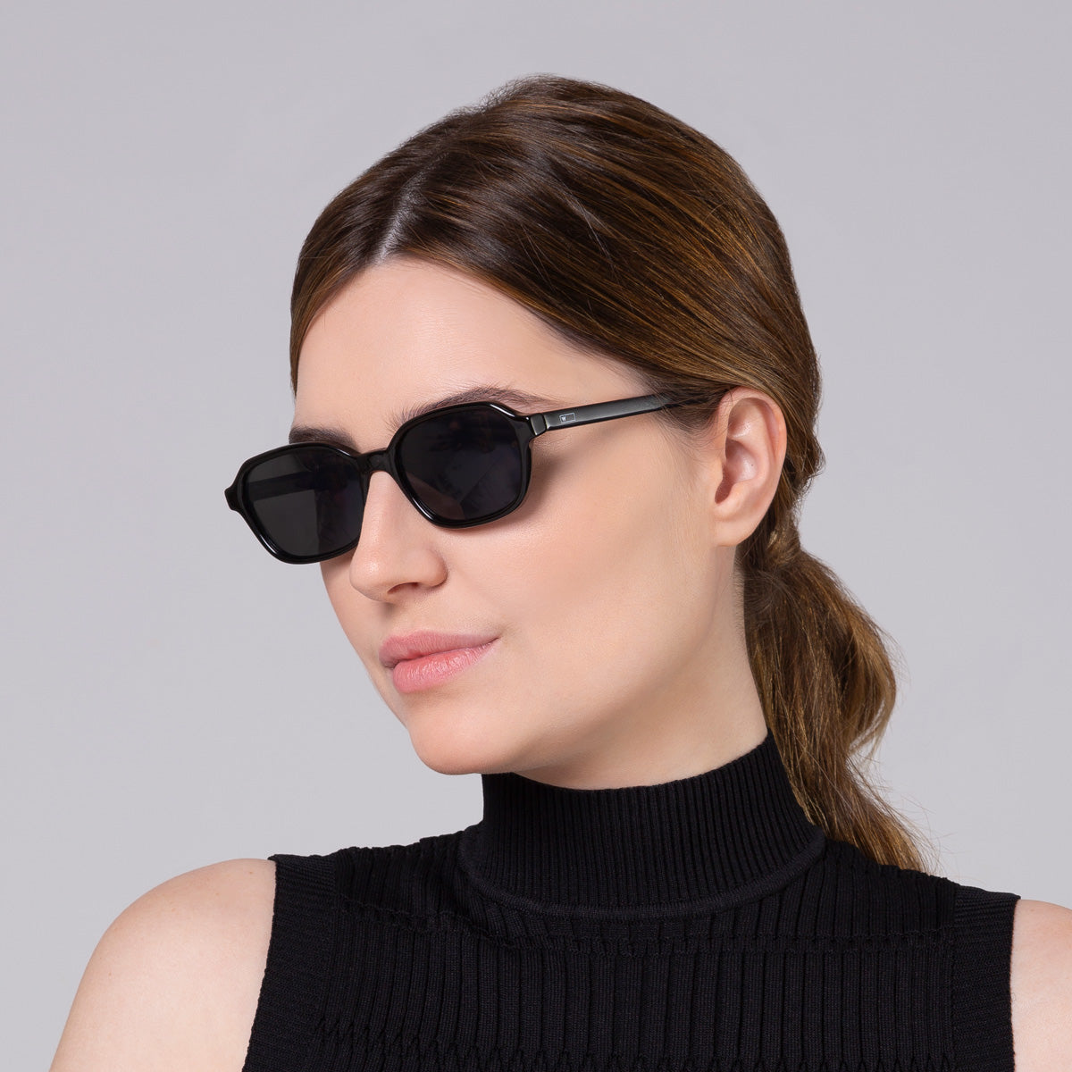 Óculos Lee Black em modelo com rosto grande.