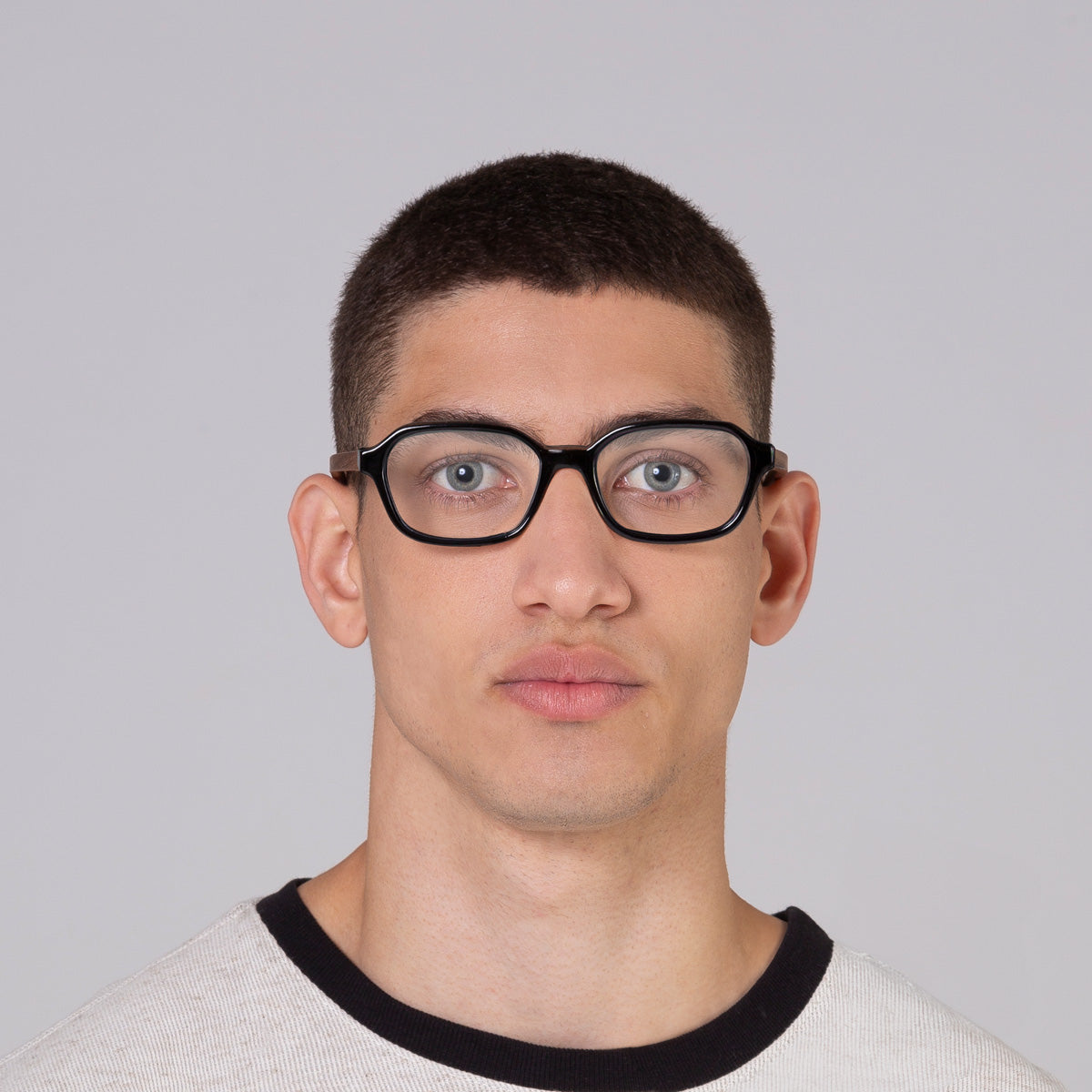 Armação Lee Black em modelo com rosto médio.