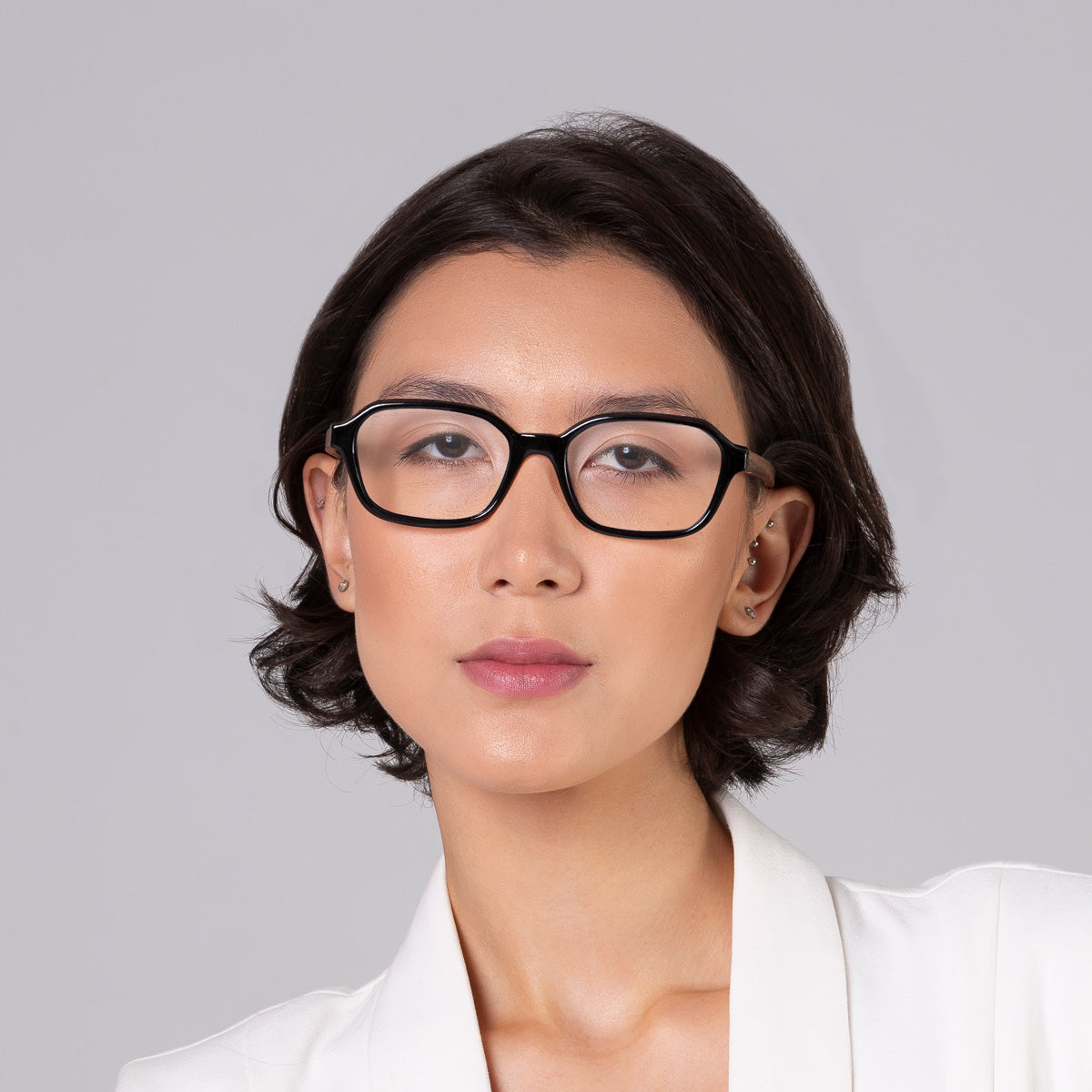 Armação Lee Black em modelo com rosto médio.
