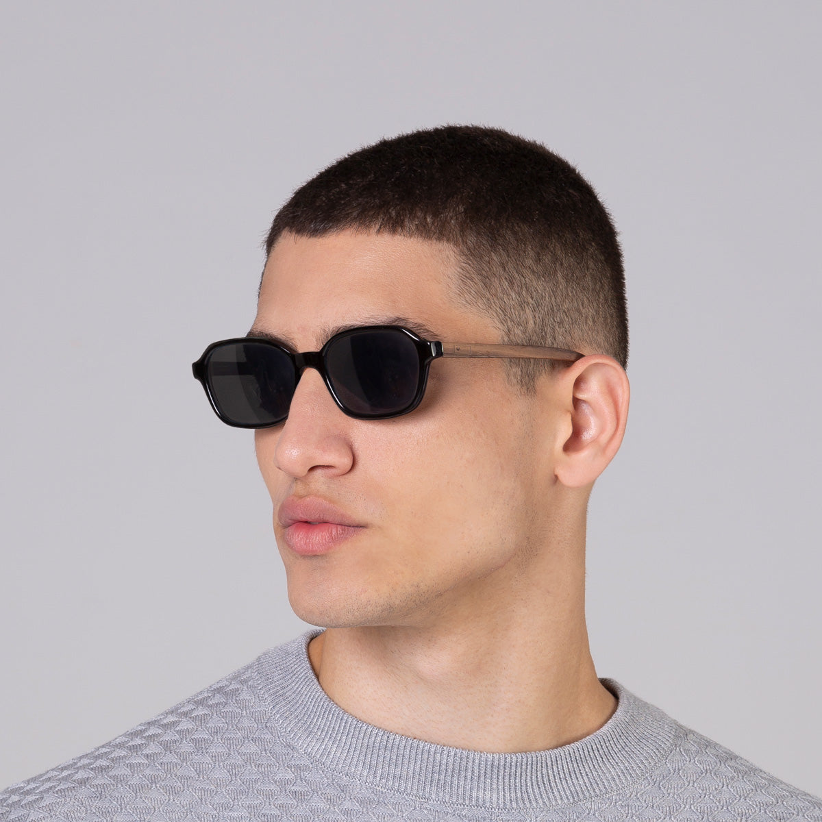 Óculos Lee Black em modelo com rosto médio.