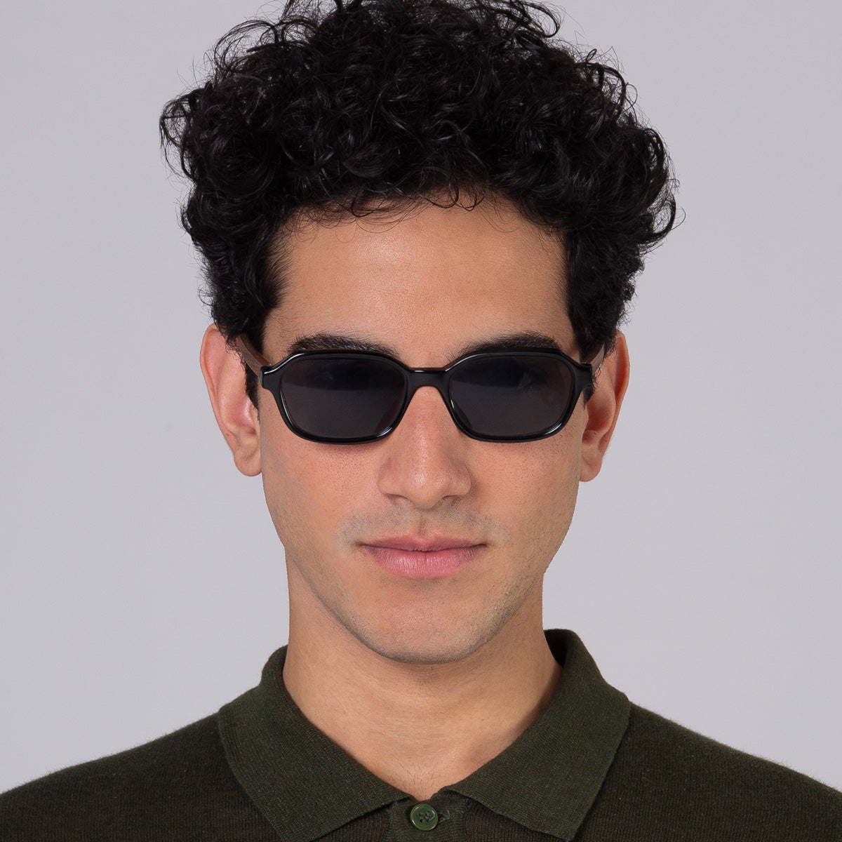 Óculos Lee Black em modelo com rosto grande.