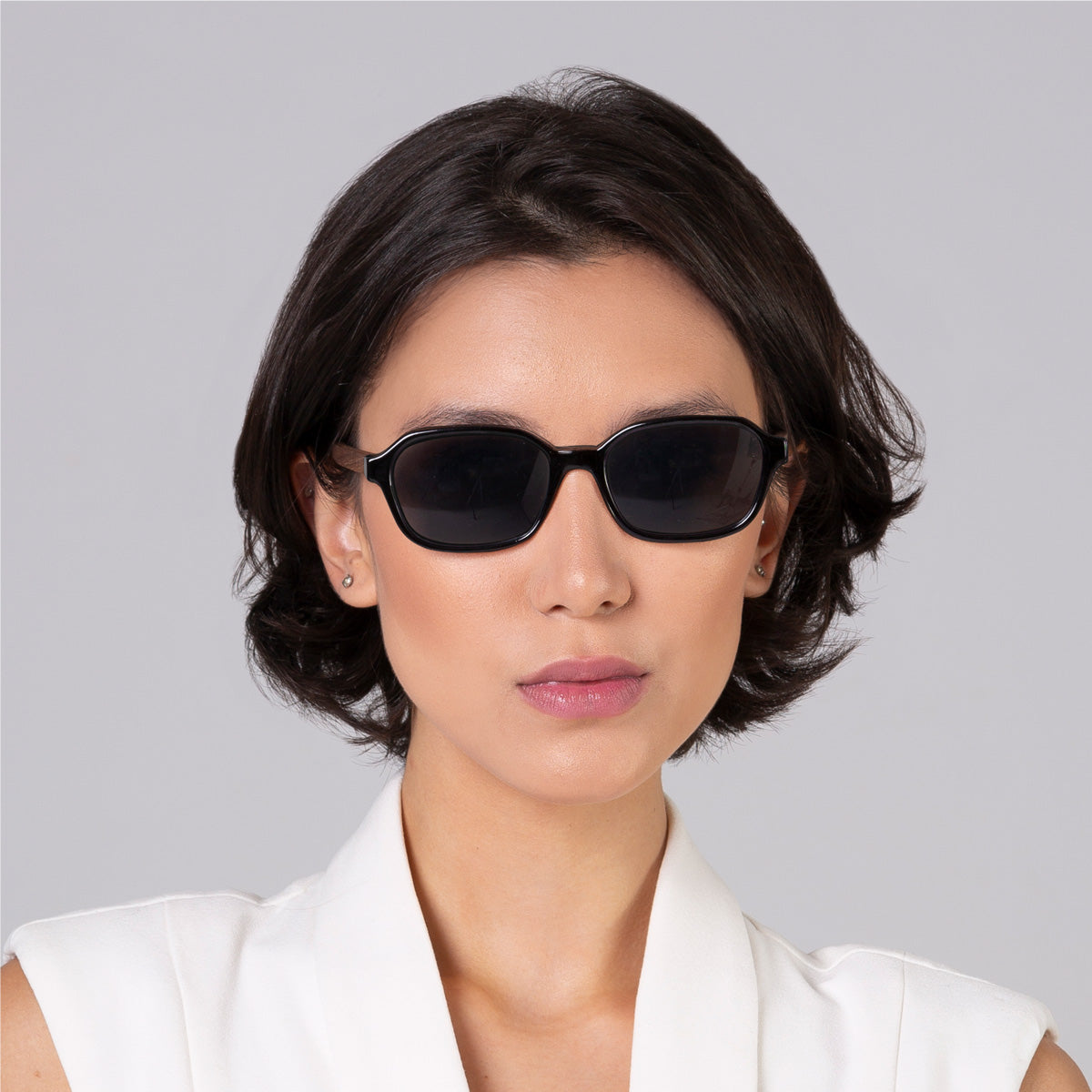 Óculos Lee Black em modelo com rosto médio.