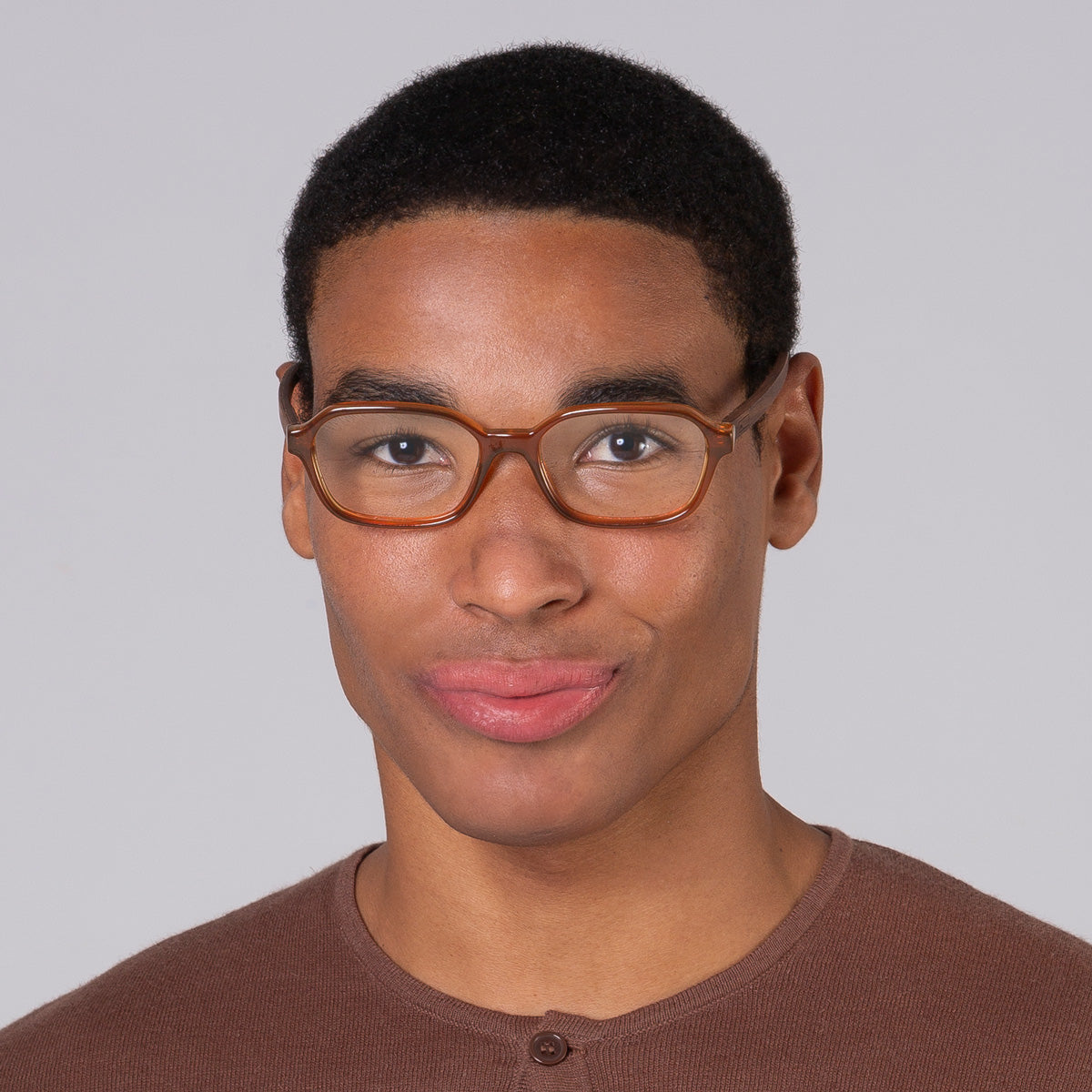 Armação Lee Camel em modelo com rosto grande.