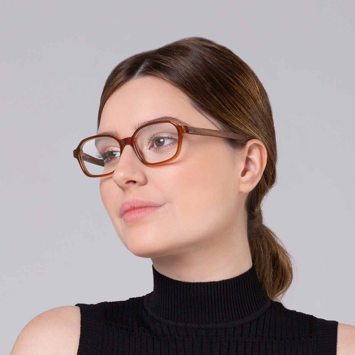 Armação Lee Camel em modelo com rosto grande.